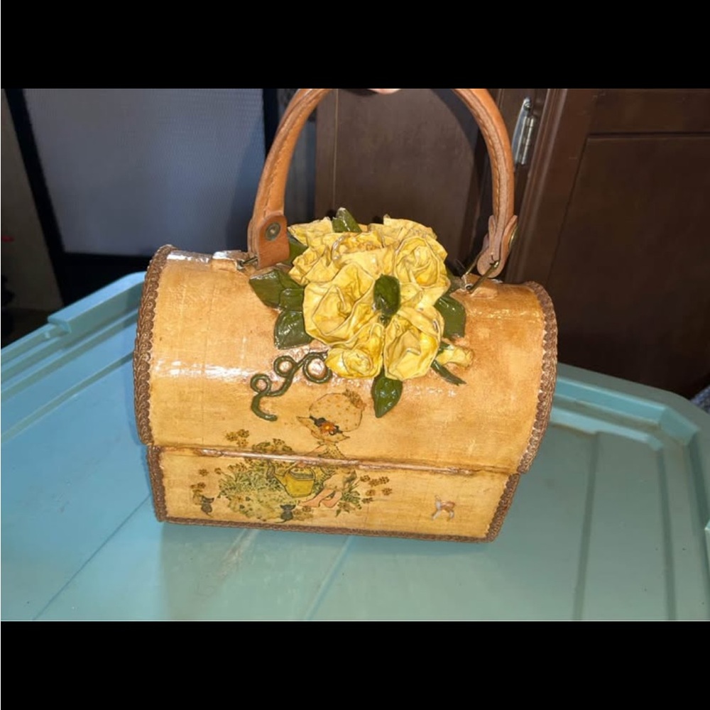 VINTAGE Handmade Holly
Hobbie Paper Mache
Decoupage Purse